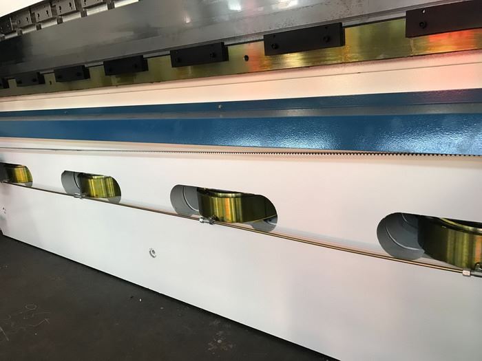 AHYW Yawei cnc controlled hydraulic anti deflection table china made 300T4m metal bending machines delem da58t